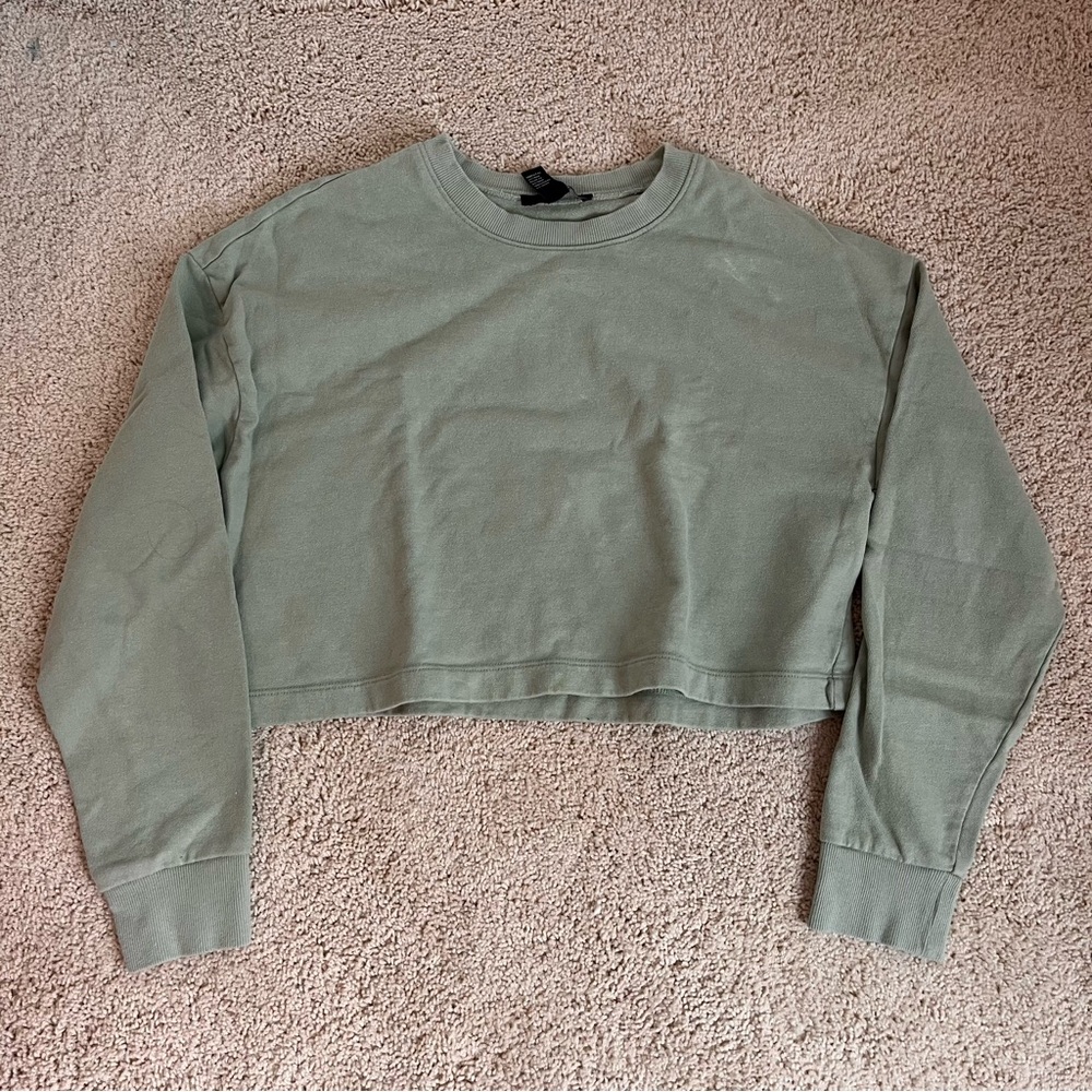 SALE! Forever 21 Light Green Cropped Sweatshirt. Looks Brand New!! Size: S.